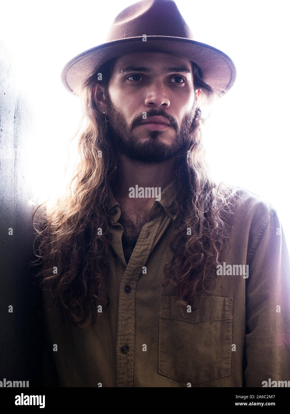 Beau jeune homme colombien portant un chapeau et chemise button-down Banque D'Images