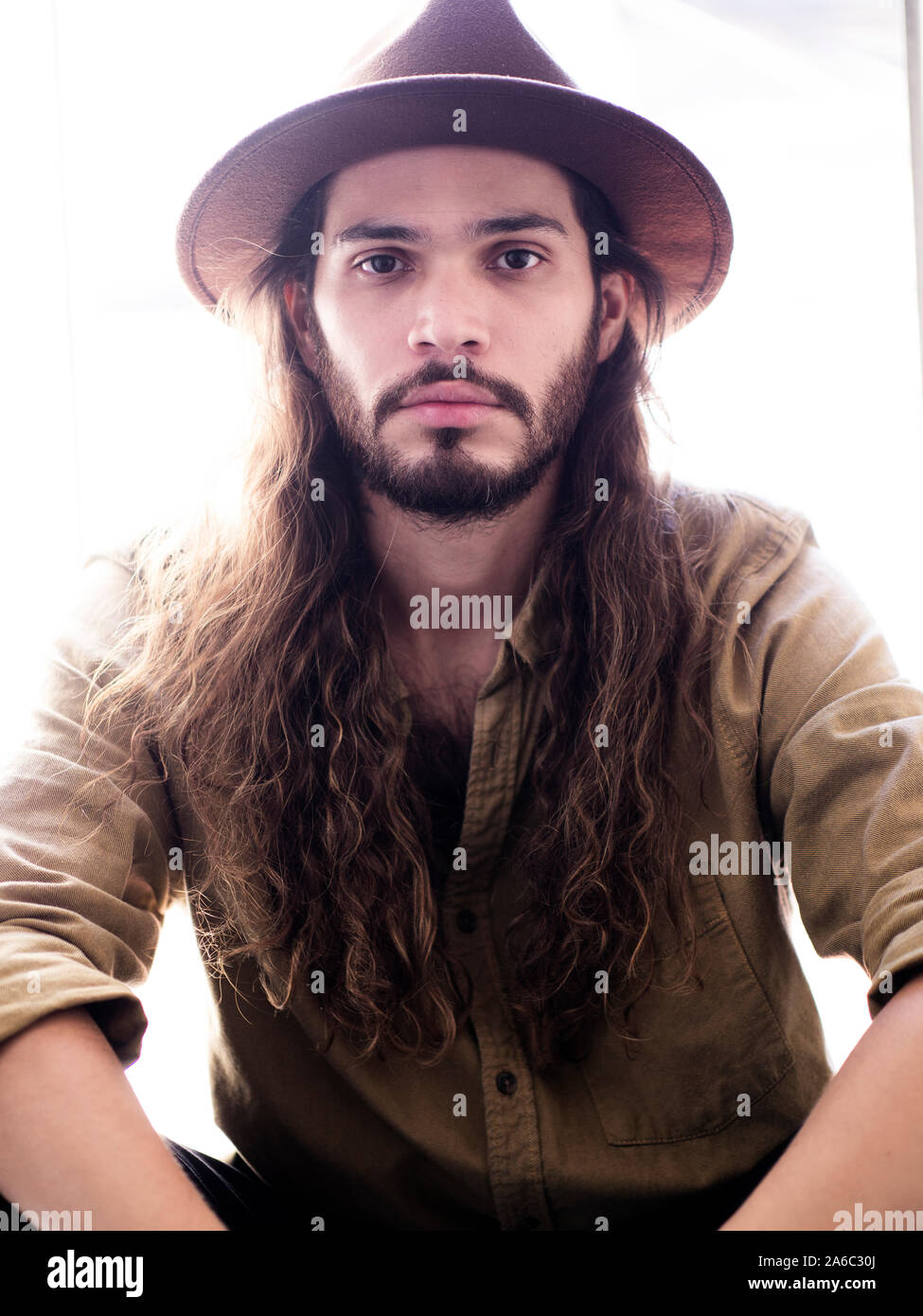 Beau jeune homme colombien portant un chapeau et chemise button-down Banque D'Images