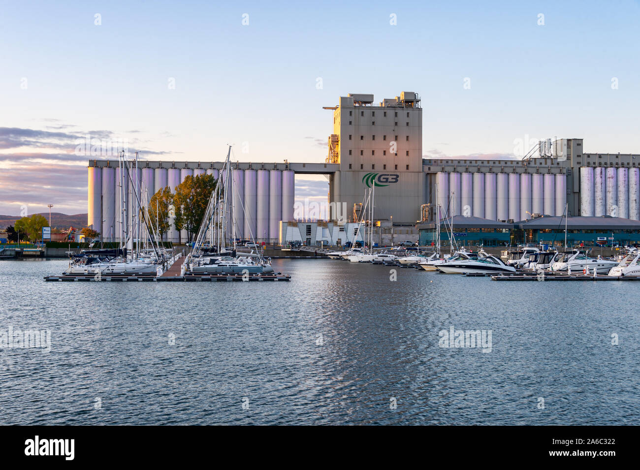 La ville de Québec, Canada - 4 octobre 2019 : le port de Québec au coucher du soleil, avec les silos à grains dans l'arrière-plan. Banque D'Images