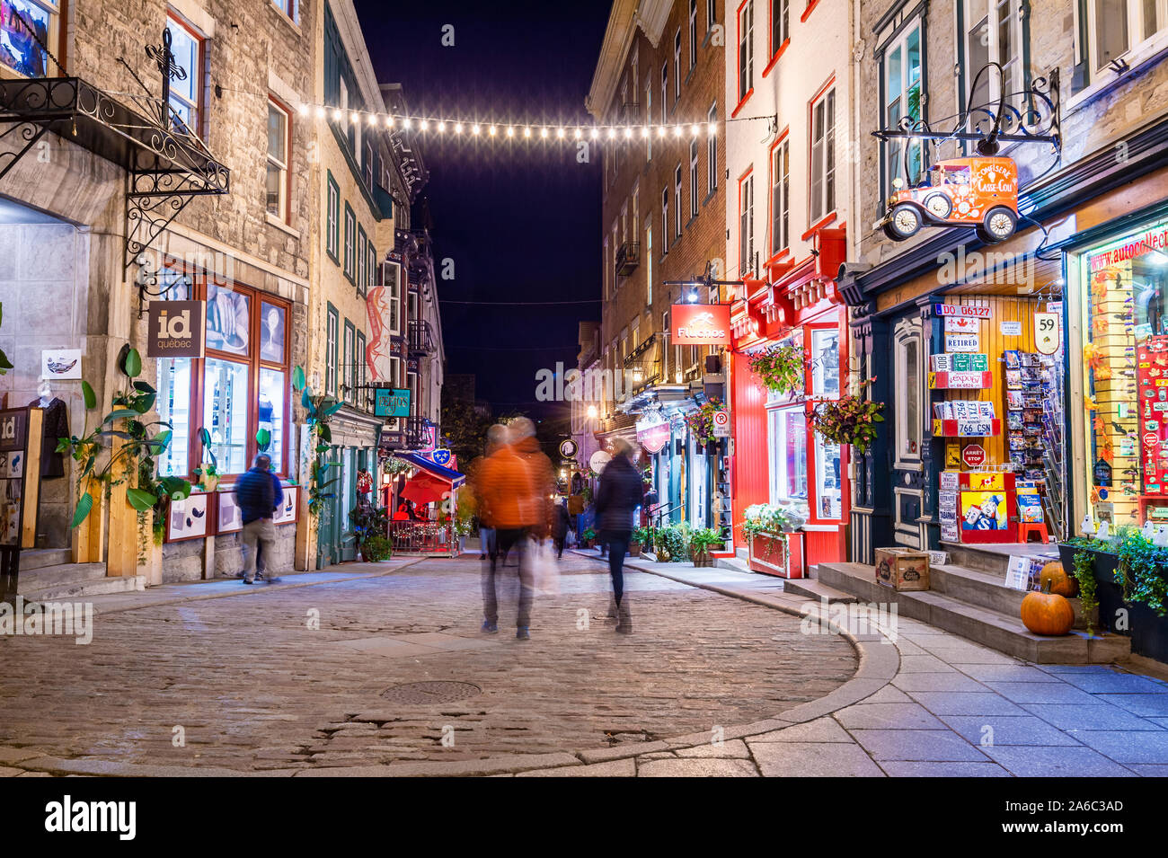La ville de Québec, Canada - 4 octobre 2019 : les touristes visitant le Petit Champlain street dans le Vieux Québec City at night Banque D'Images