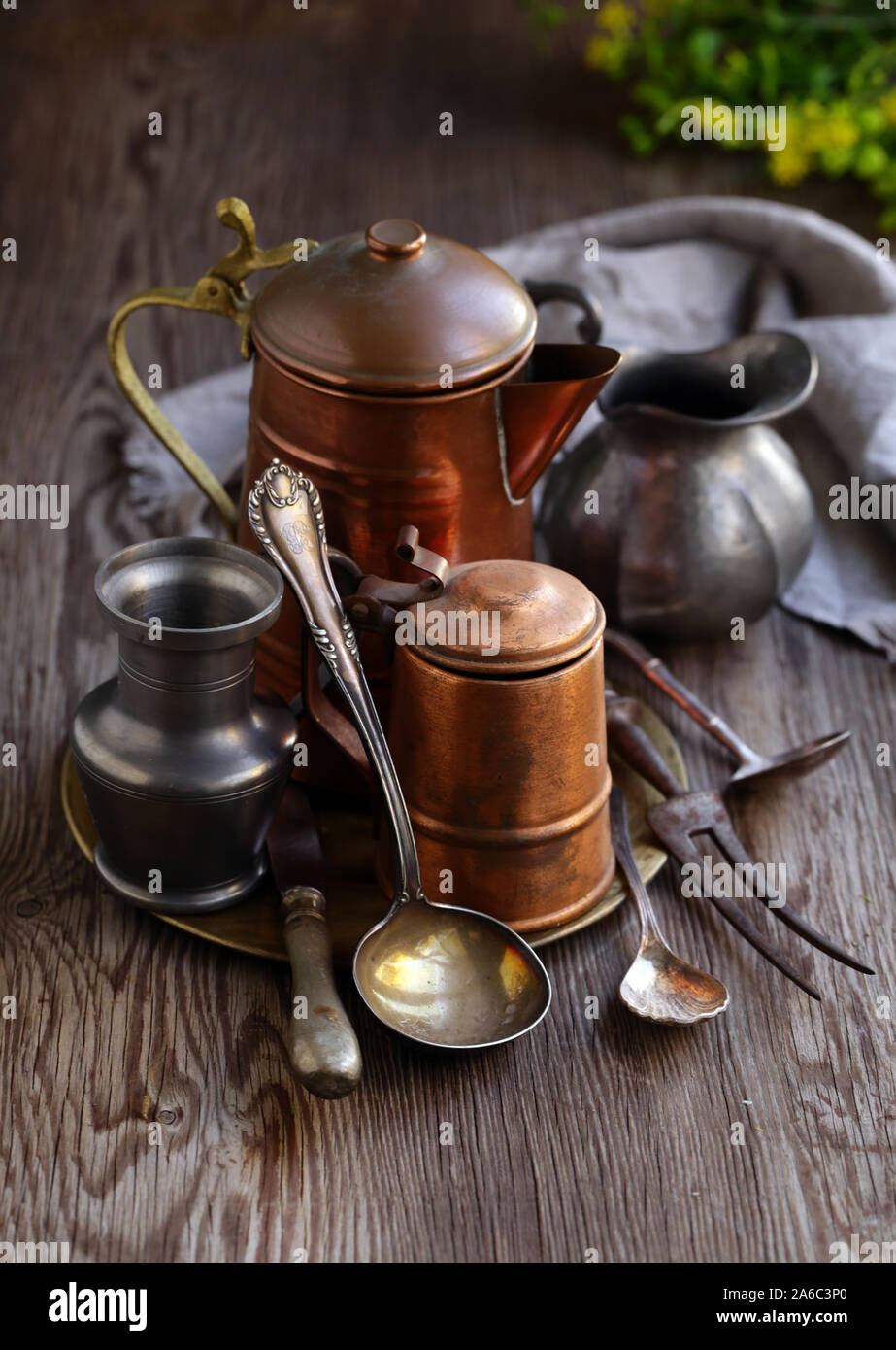 Batterie de cuisine en cuivre vintage sur fond de bois Banque D'Images