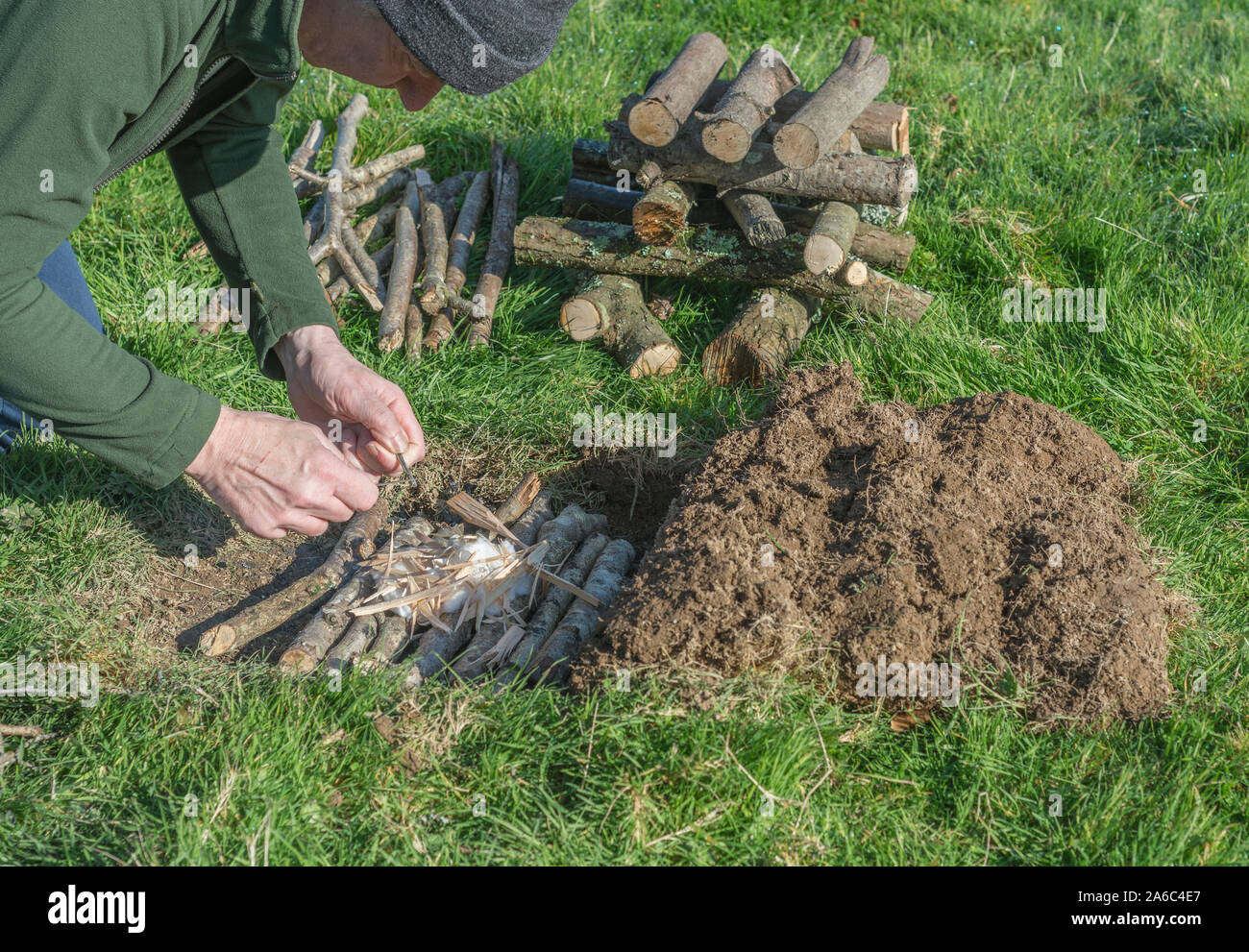 Séquence de construction et d'éclairage du feu de survie ou feu de camp. Feu d'urgence, la préparation, les techniques de survie. Voir d'autres notes explicatives. Banque D'Images