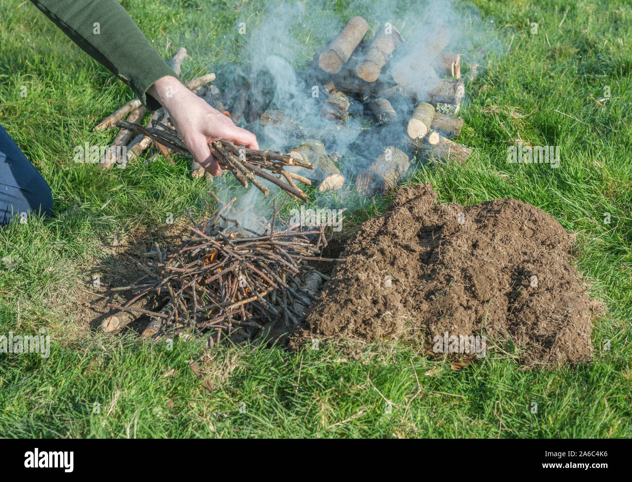 Séquence de construction et d'éclairage du feu de survie ou feu de camp. Feu d'urgence, la préparation, les techniques de survie. Voir d'autres notes explicatives. Banque D'Images