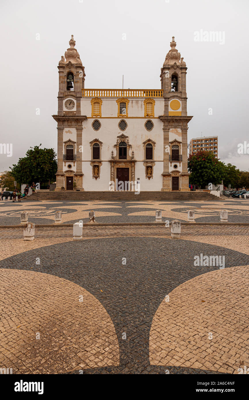 Eglise do Carmo, Faro, Algarve, Portugal 18e siècle l'église catholique connu pour sa petite chapelle construite sur les os et les crânes de moines Banque D'Images