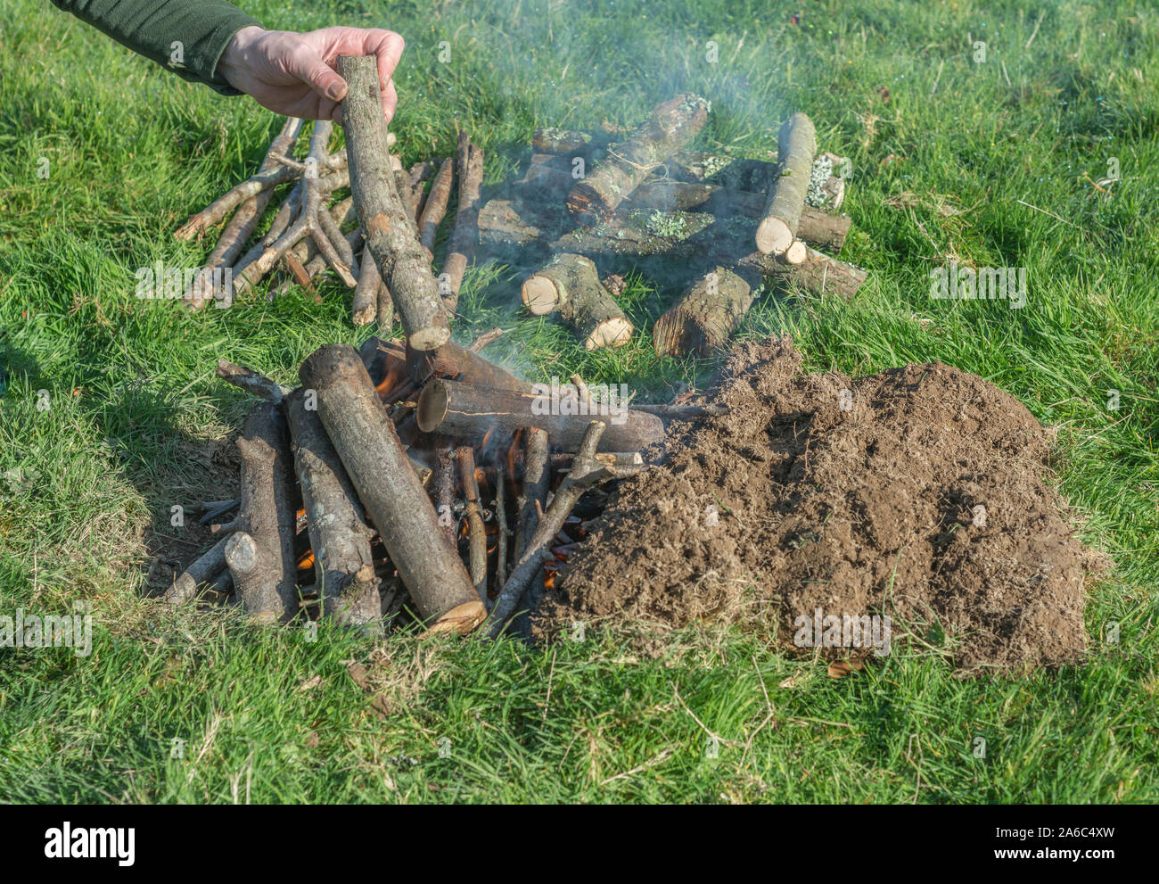 Séquence de construction et d'éclairage du feu de survie ou feu de camp. Feu d'urgence, la préparation, les techniques de survie. Voir d'autres notes explicatives. Banque D'Images