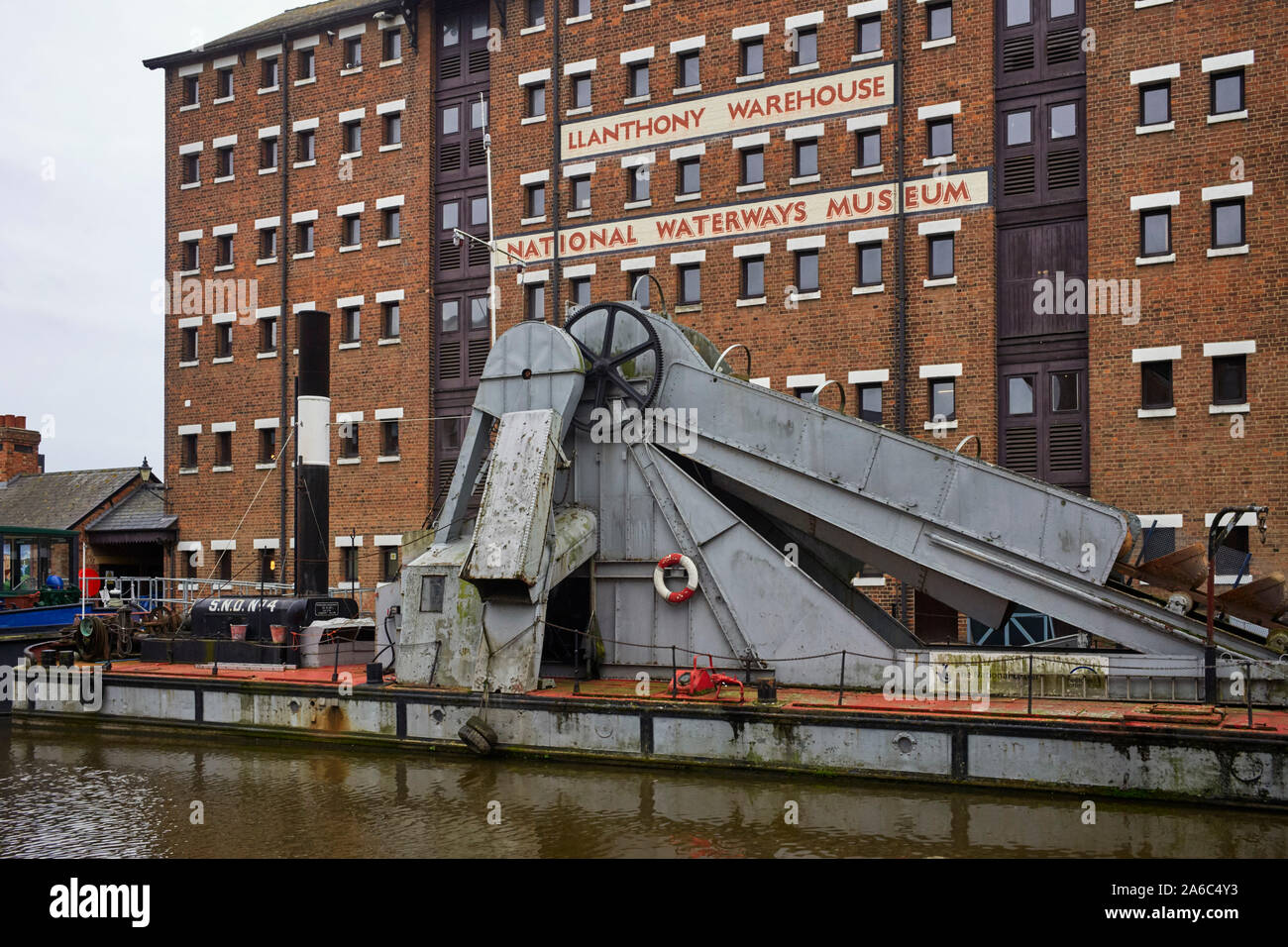 Drague à vapeur amarré à l'extérieur du National Waterways Museum à Gloucester Docks Banque D'Images