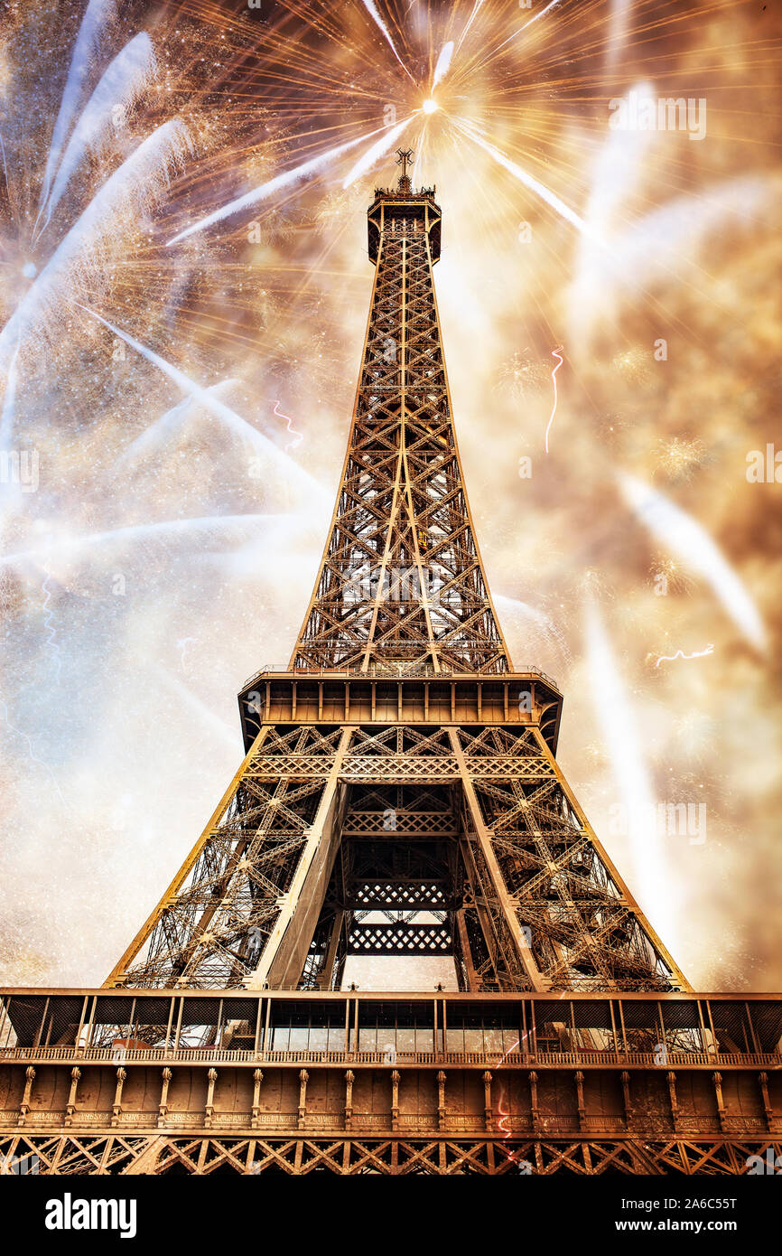 Nouvel An romantique destination Tour Eiffel avec Fireworks Paris, France Banque D'Images