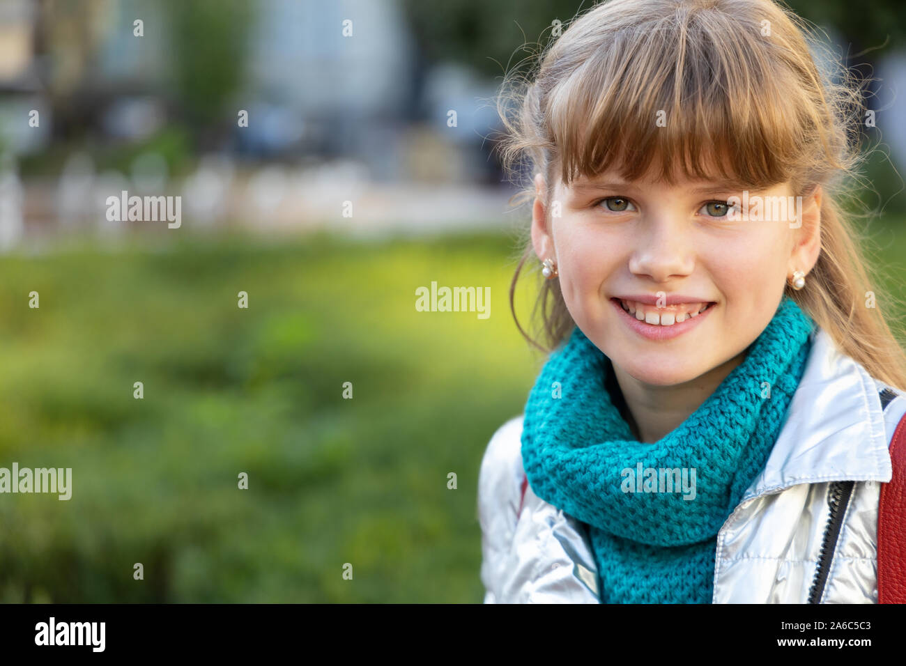 Close-up portrait Fille 9-10 ans dans le contexte de la ville. Banque D'Images