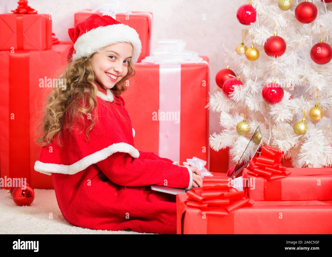 Lettre écrite au père Noël. La tradition d'hiver. Kid cute girl écrit lettre électronique sur 