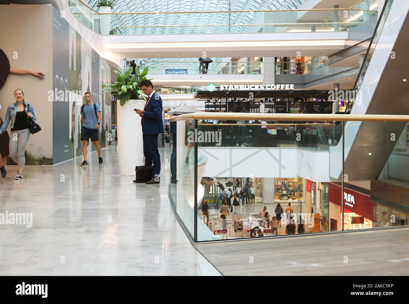 BRATISLAVA, Slovaquie - 02 septembre 2019 : personnes non identifiées dans  le commerce de détail, d'affaires et résidentiel Centre Eurovea comprenant.  Café Starbucks Cafe Photo Stock - Alamy