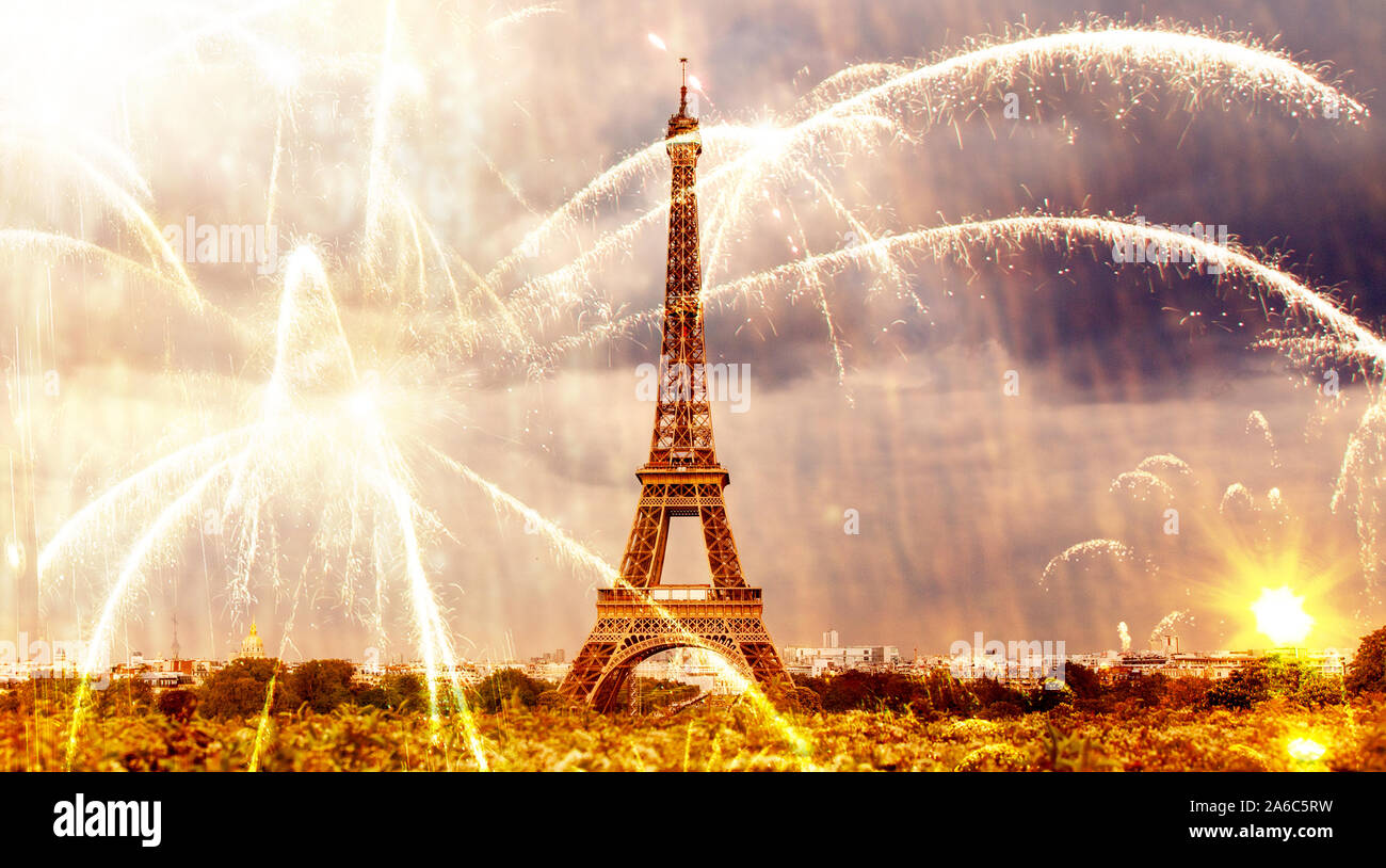 Nouvel An romantique destination Tour Eiffel avec Fireworks Paris, France Banque D'Images