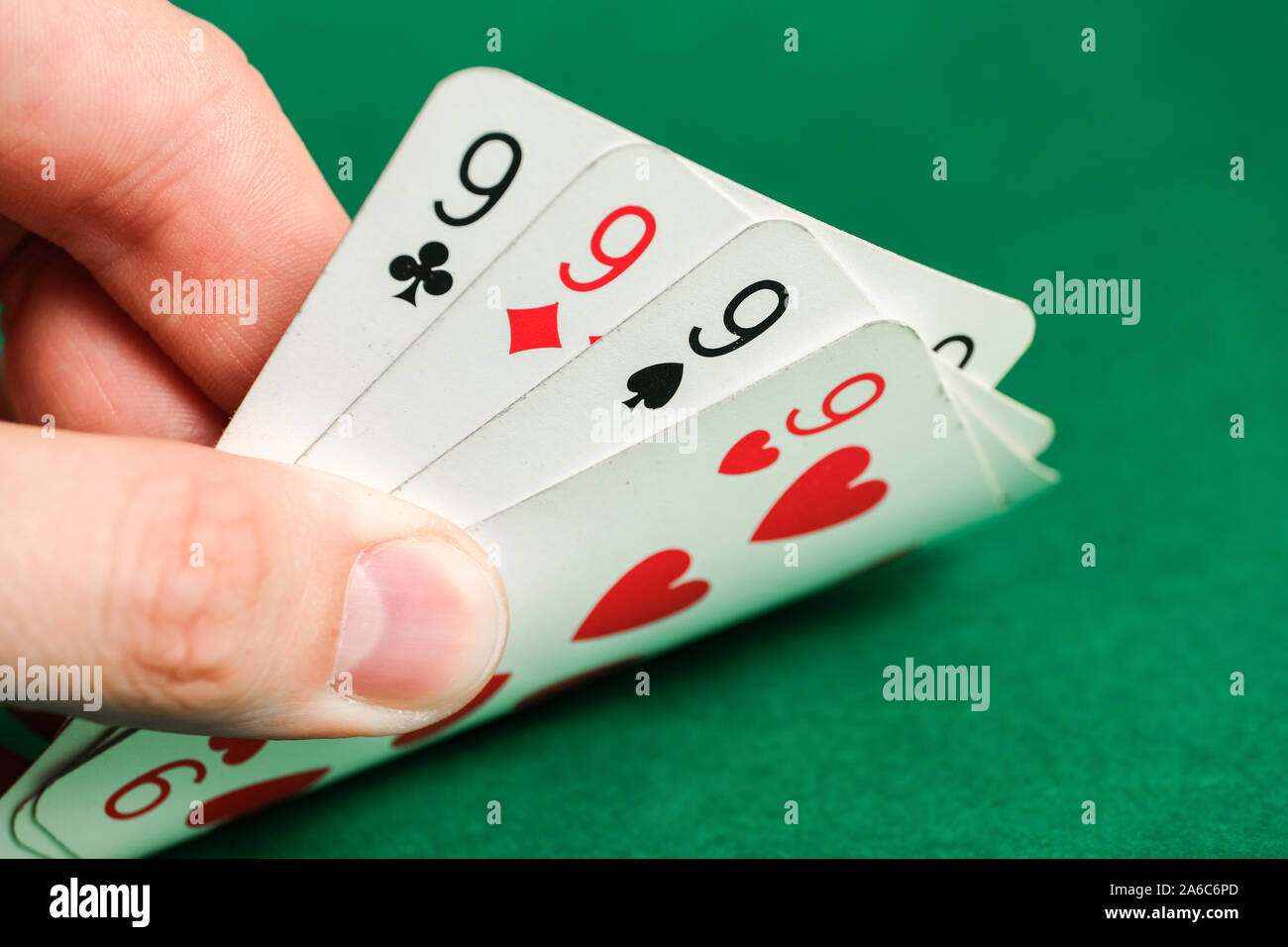 Main courante d'une combinaison au poker - quatre d'une sorte sur un fond vert. Close up. Banque D'Images