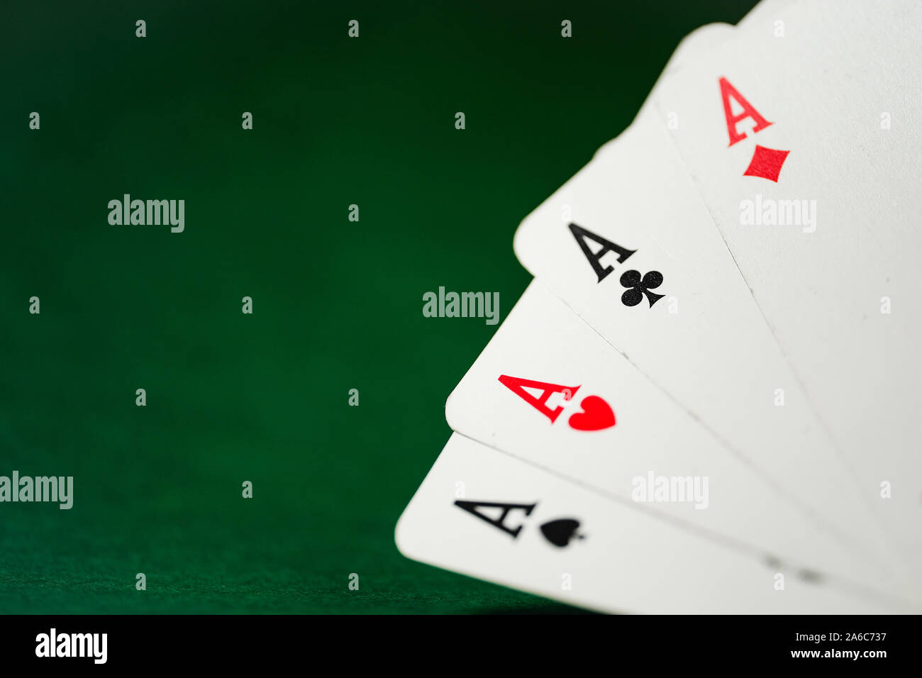 Quatre as sur un fond vert. Jeu de poker. Close up. Banque D'Images