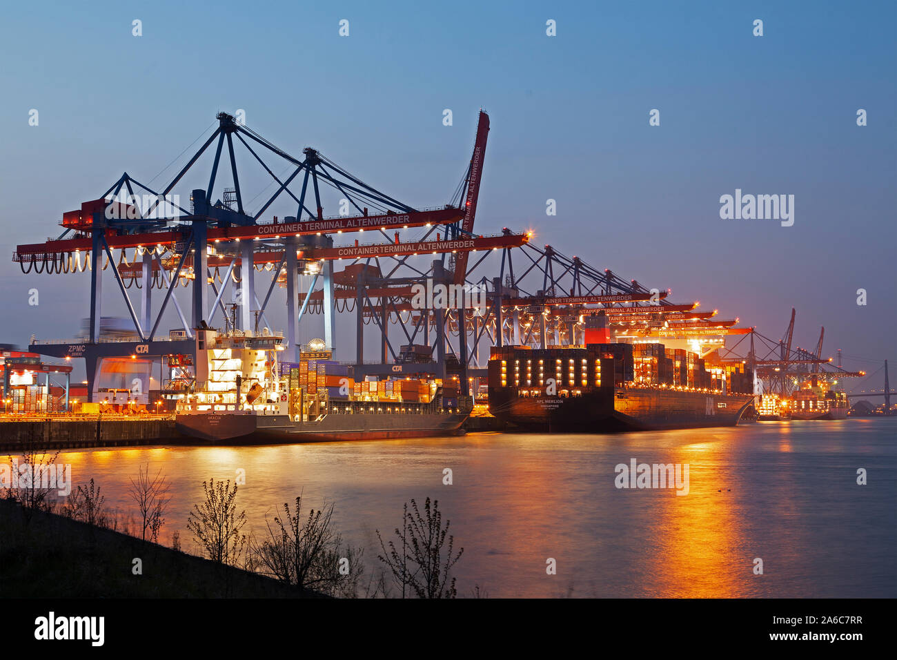 Les porte-conteneurs au terminal conteneurs Altenwerder au port de Hambourg, Allemagne. Banque D'Images