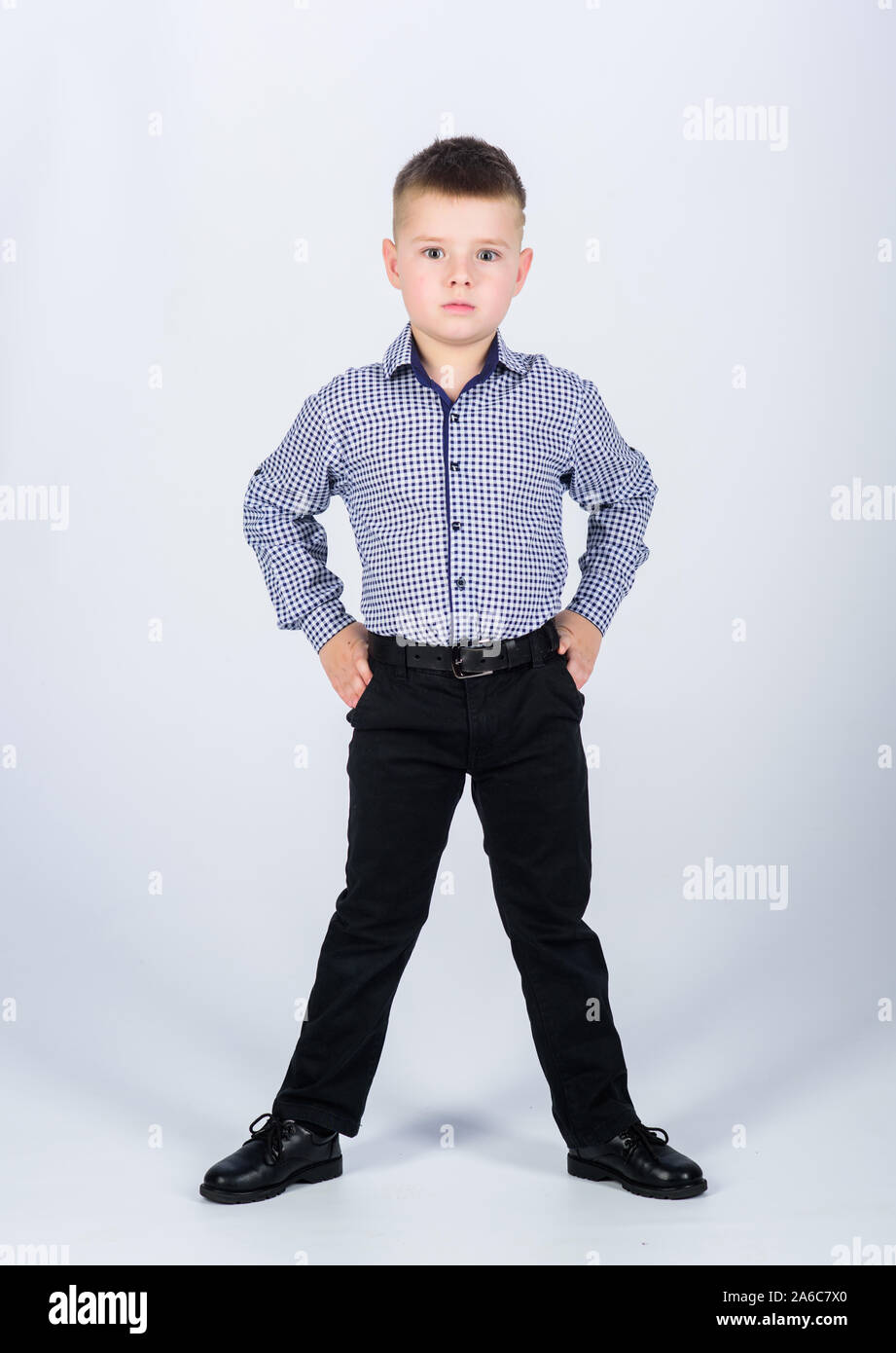 Petit garcon porter des vetements formels. Cute boy evenement grave tenue. Style impeccable. Enfance heureuse. Kids Fashion. De petite entreprise. L ecole de commerce. Garcon confiant. L education et ...