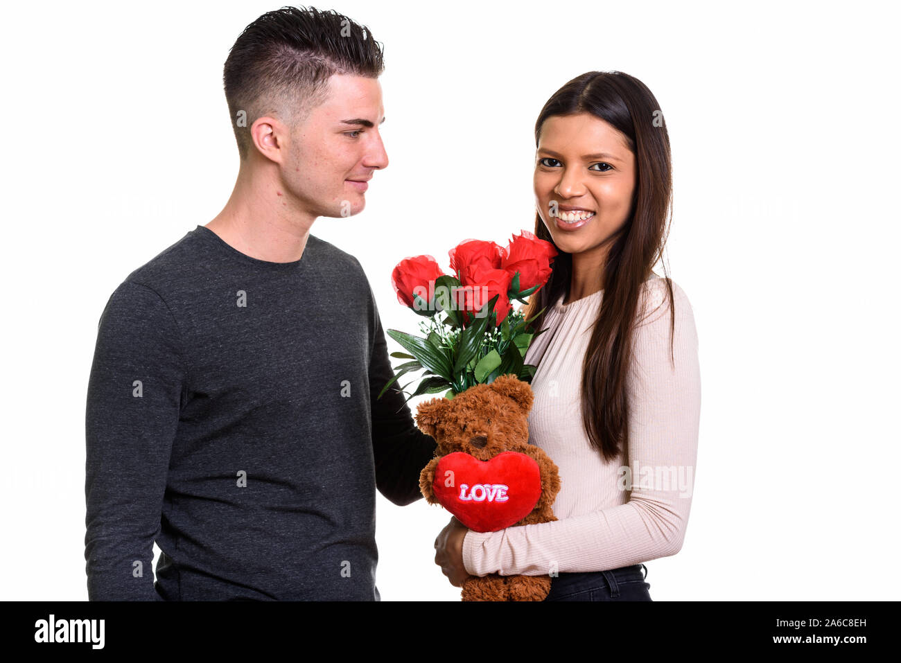 Jeune couple heureux et amoureux de woman holding red ro Banque D'Images