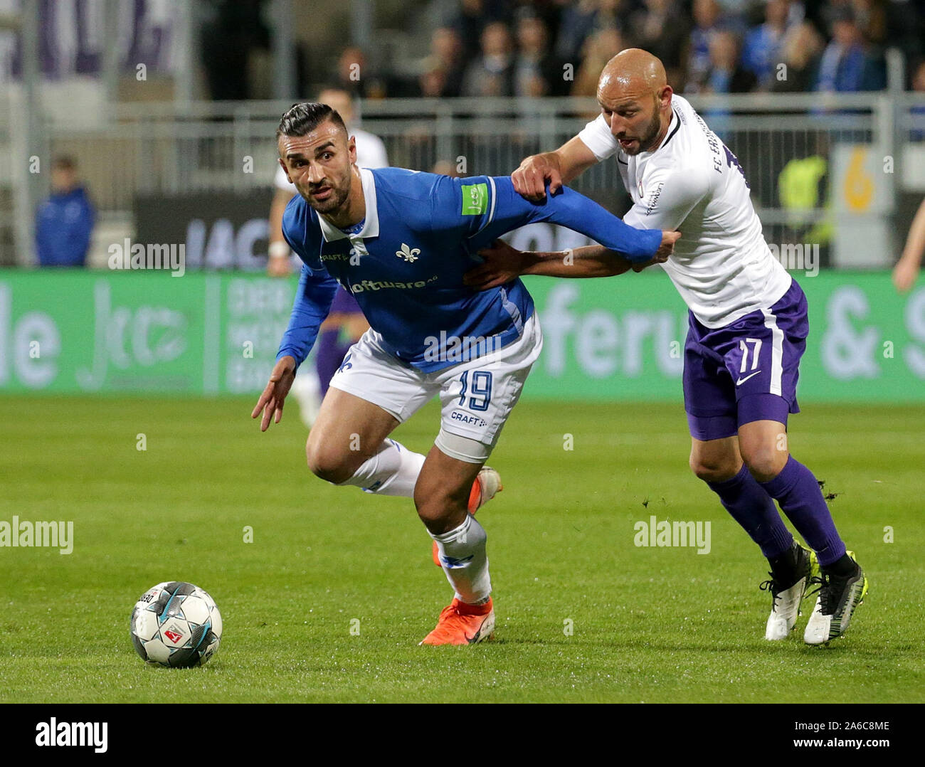 Darmstadt, Allemagne. 25 octobre, 2019. Football : 2e journée de Bundesliga, 11ème SV Darmstadt 98 - FC Erzgebirge Aue dans le stade à Merck de Böllenfalltor. La Darmstadt Serdar Dursun (l) a lieu dans un duel par Philipp Riese de Aue. Credit : Hasan Bratic/DPA - NOTE IMPORTANTE : en conformité avec les exigences de la DFL Deutsche Fußball Liga ou la DFB Deutscher Fußball-Bund, il est interdit d'utiliser ou avoir utilisé des photographies prises dans le stade et/ou la correspondance dans la séquence sous forme d'images et/ou vidéo-comme des séquences de photos./dpa/Alamy Live News Banque D'Images