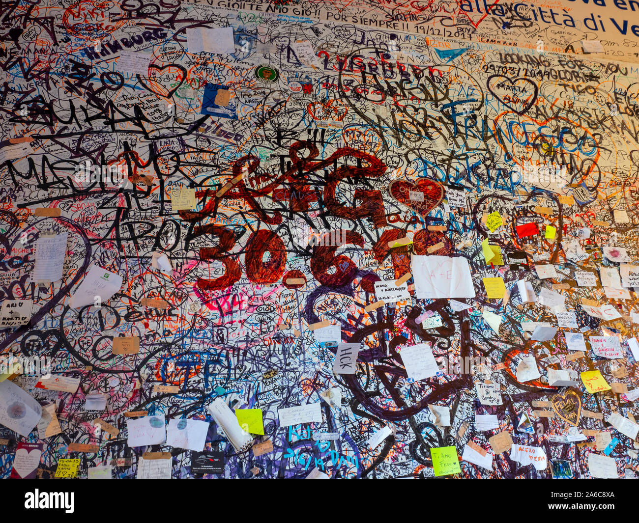 Messages d'amour à l'entrée de la maison de Juliette à Vérone Italie Banque D'Images