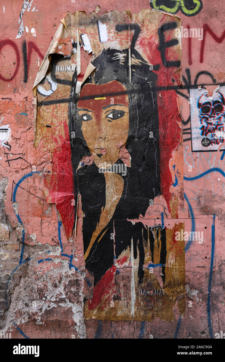 Street art poster déchiré dans le Trastevere disrict à Rome, Italie Banque D'Images