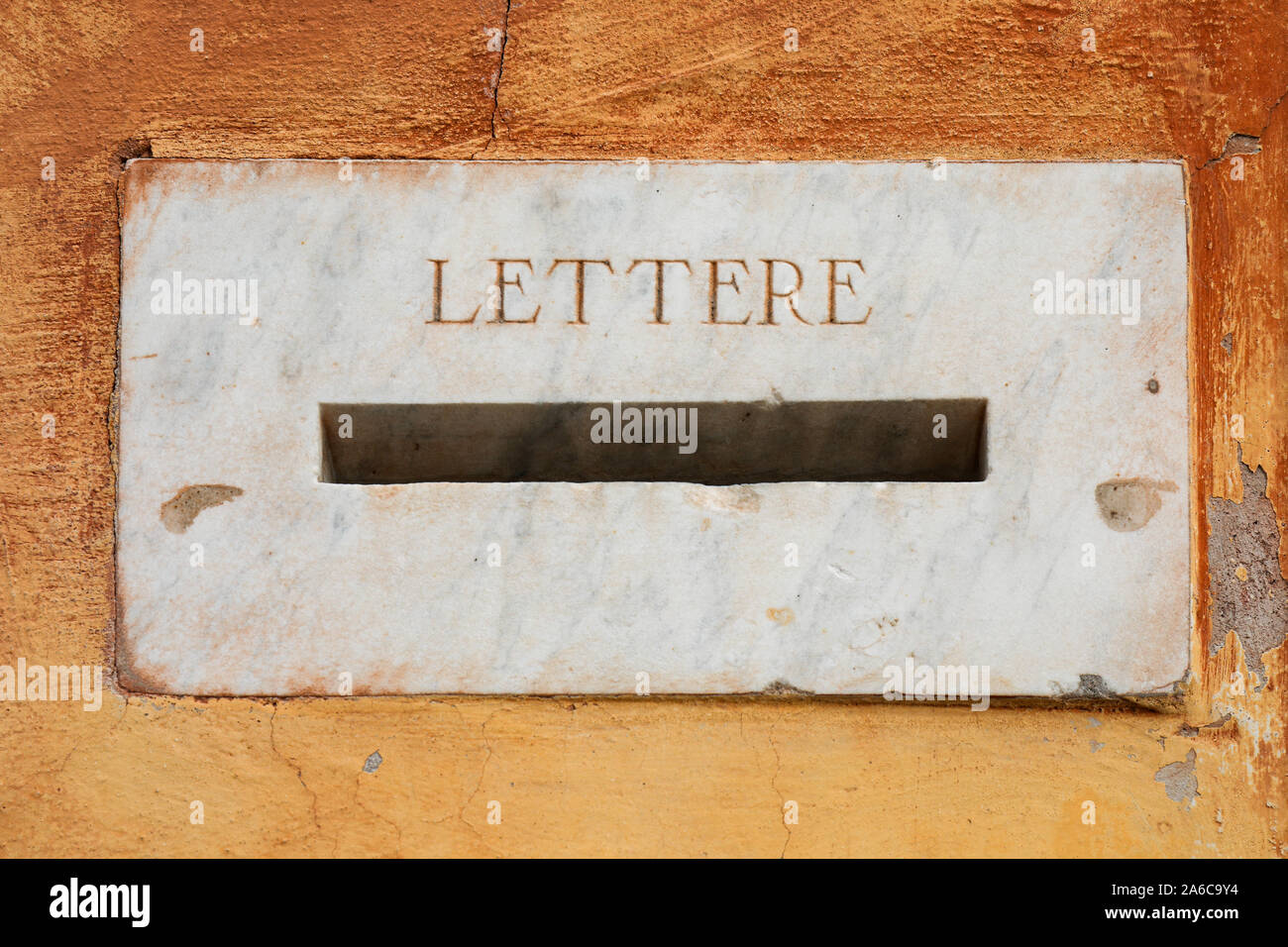 Vieille lettre logement sur le mur d'un bâtiment ancien à Rome, Italie Banque D'Images