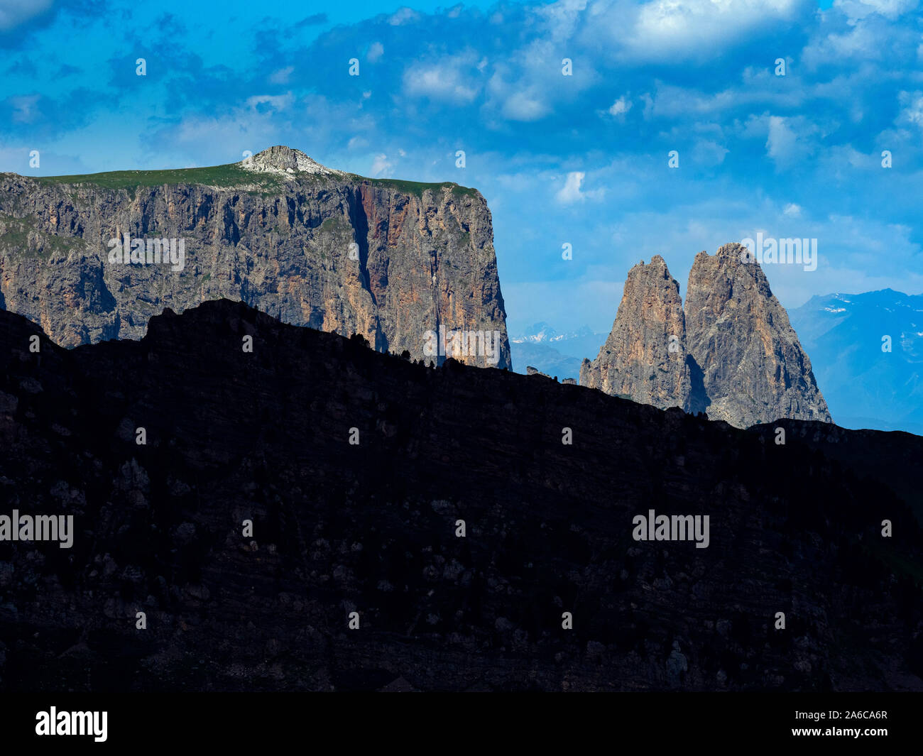 Siusi Dolomites plus grand plateau pré alpin dans les montagnes de l'Europe Groupe Langkofel en arrière-plan. Banque D'Images