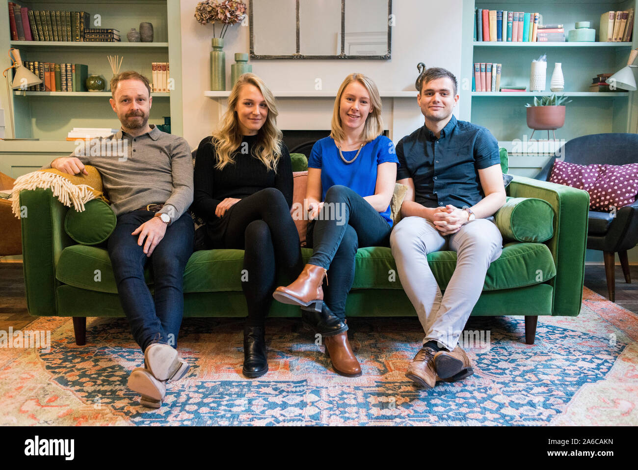 Photo de groupe d'un groupe de gens frais et détendu. Banque D'Images