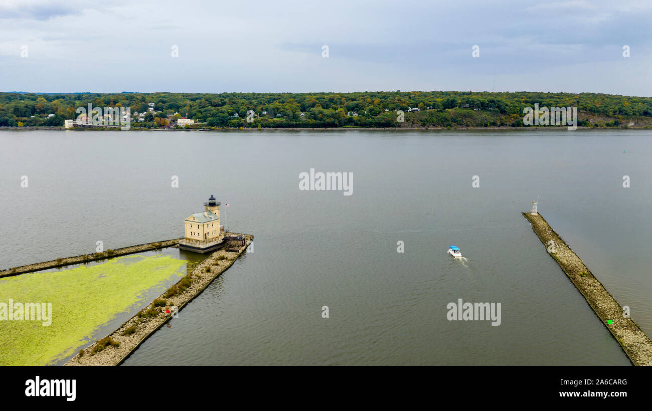 Bateau prêt pour effacer la jetée dans la rivière Hudson à Rondout Leuchtturm Kingston NY Banque D'Images