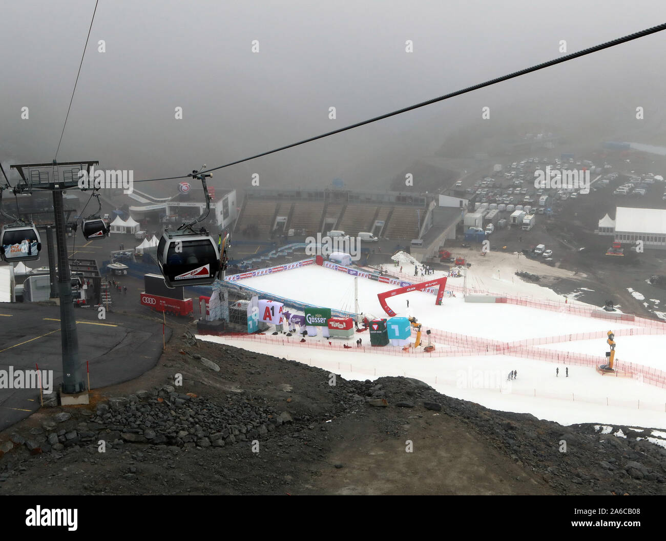 Rettenback Soelden, Autriche, Glacier. 25 octobre, 2019. Coupe du Monde de Ski Alpin à Soelden Rettenbach Glacier ; la zone d'arrivée de la pente de ski montrant l'absence de couverture de neige et brouillard - usage éditorial : Action Crédit Plus Sport/Alamy Live News Banque D'Images