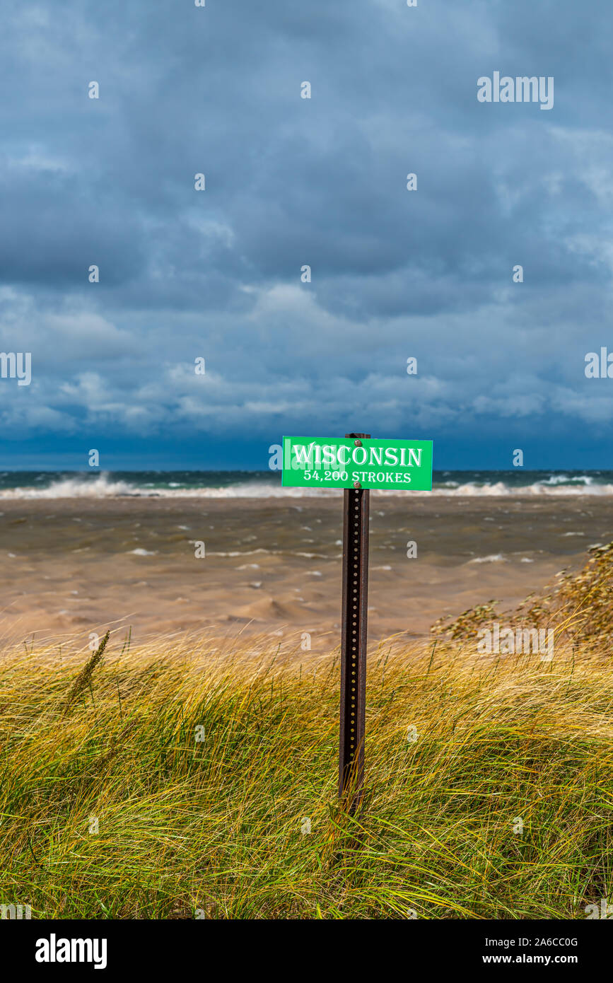 Signe humoristique sur la côte du lac Michigan Michigan en disant 'Wisconsin 54 200 Coups'. Banque D'Images