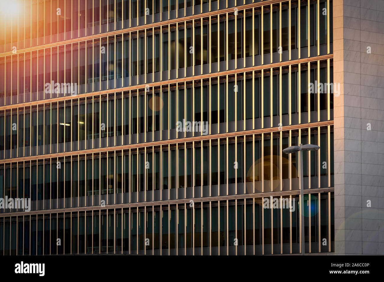 Bâtiment moderne en verre et béton office building avec sun flare. Banque D'Images