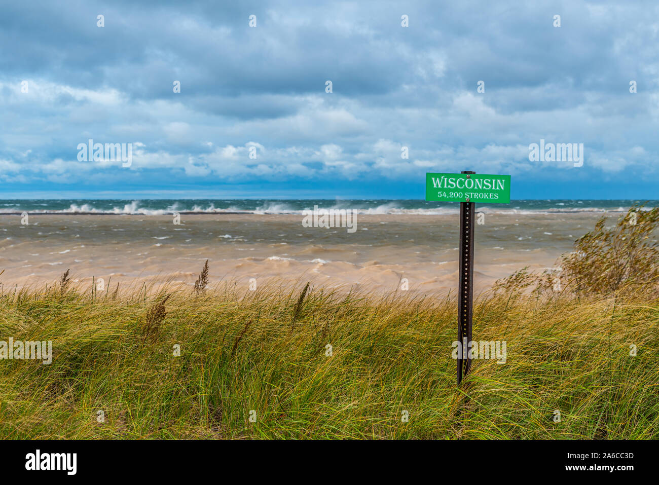 Signe humoristique sur la côte du lac Michigan Michigan en disant 'Wisconsin 54 200 Coups'. Banque D'Images