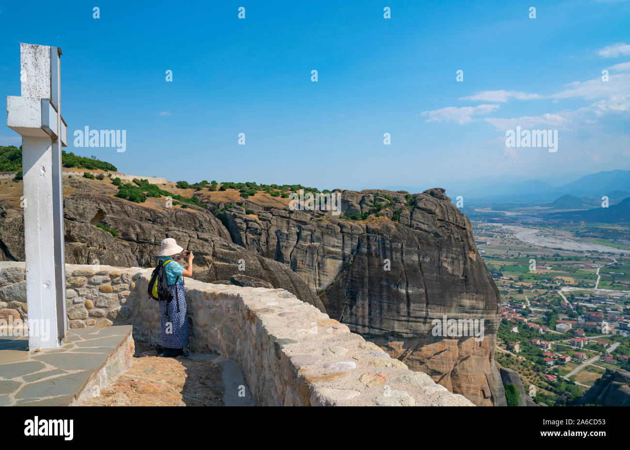Météores, Grèce - 26 juillet 2019 Tourisme ; photographier les formations rocheuses et le paysage ci-dessous de Lookout avec de grandes croix religieuse blanche. Banque D'Images