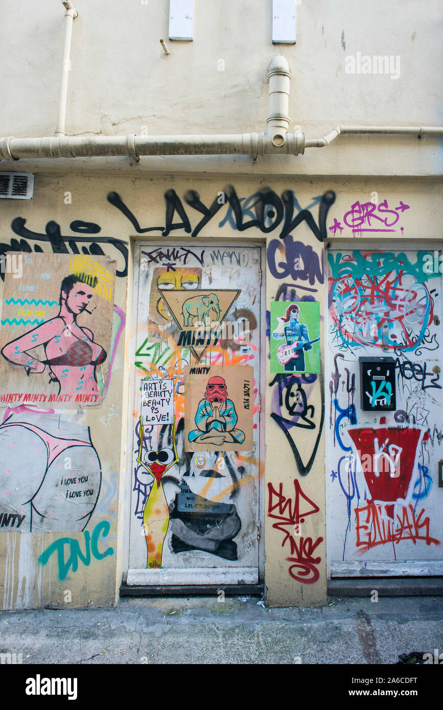 Les murs de la laine Du Nord couvert dans la rue graffiti art urbain Banque D'Images
