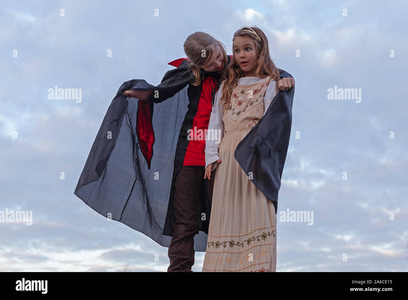 Deux jeunes filles jouent le comte Dracula. Banque D'Images