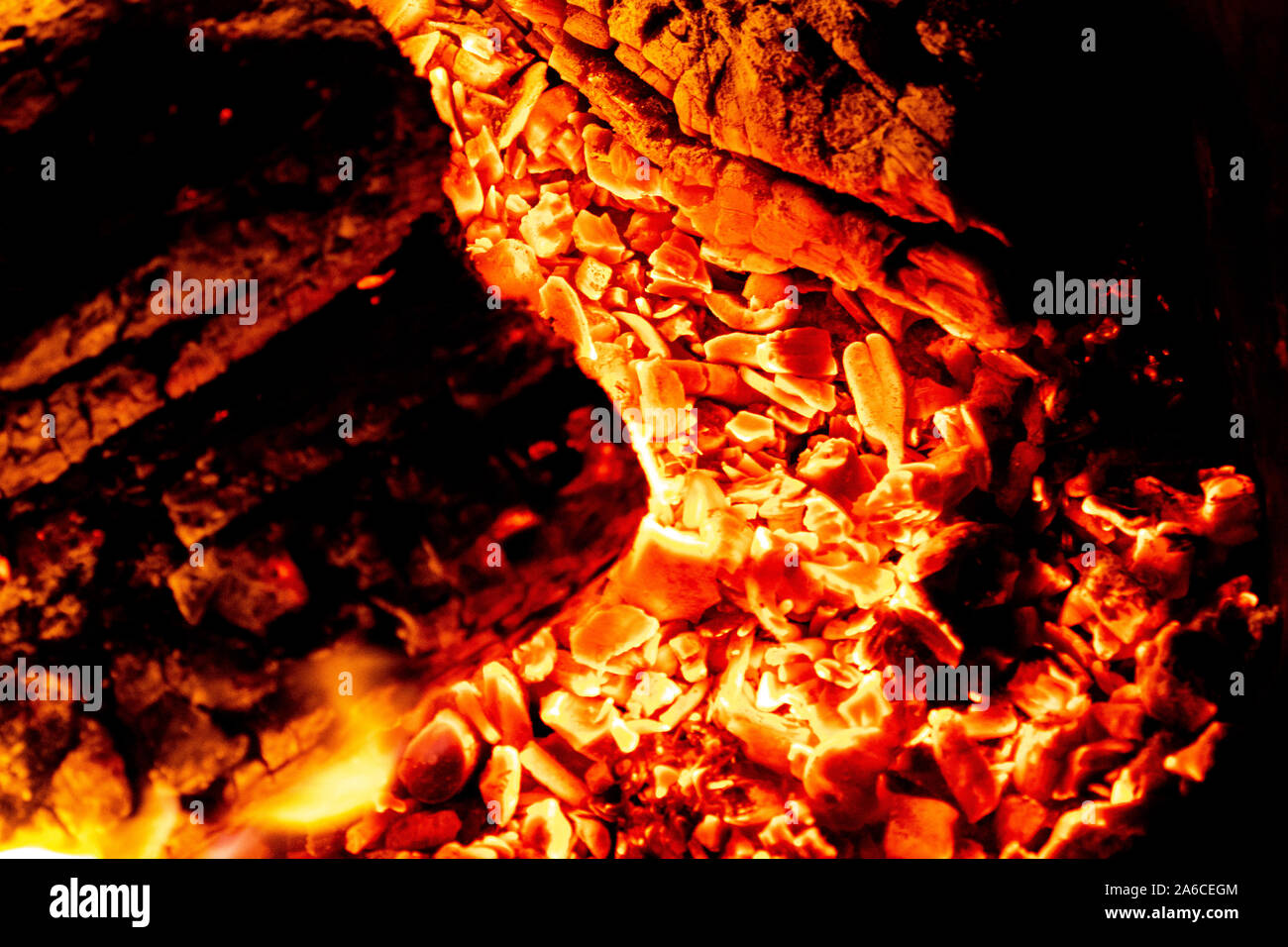 Détails de l'incandescente orange et rouge des braises de charbon de bois pour barbecue au pique-nique. La texture Banque D'Images