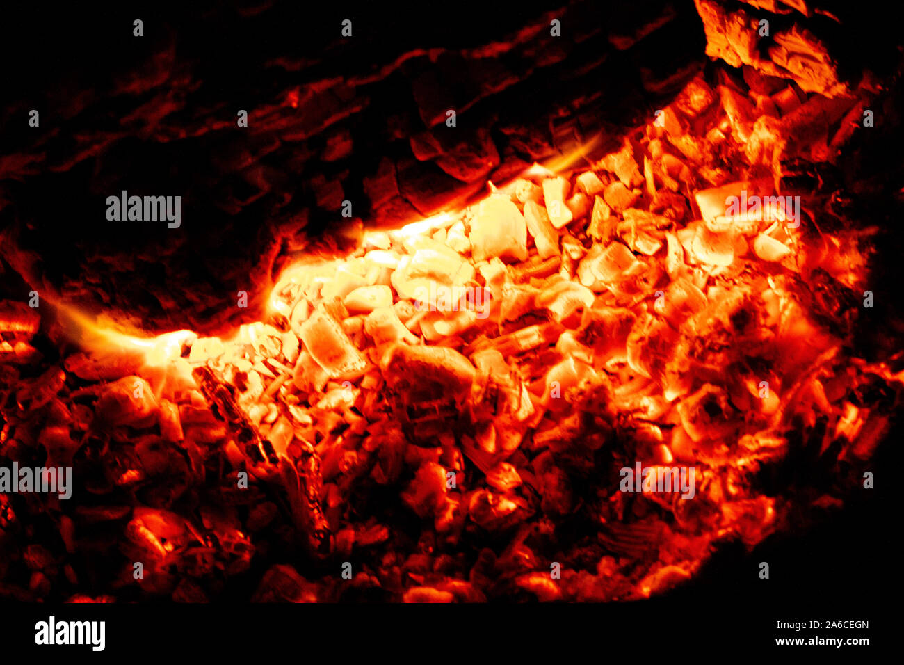 Détails de l'incandescente orange et rouge des braises de charbon de bois pour barbecue au pique-nique. La texture Banque D'Images