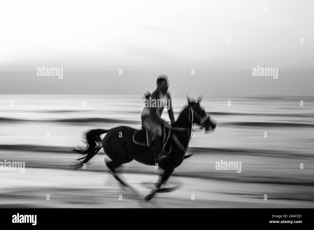 La ville de Gaza, la bande de Gaza, en Palestine. 25 octobre, 2019. Un Palestinien chevauche son cheval sur la plage au coucher du soleil dans l'ouest de Jabaliya, dans le nord de la bande de Gaza, le 25 octobre 2019. Credit : Mahmoud Issa/Quds Net News Wire/ZUMA/Alamy Live News Banque D'Images