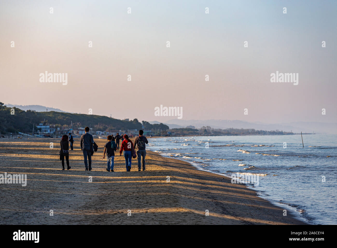 La marche sur la plage au coucher de soleil Banque D'Images