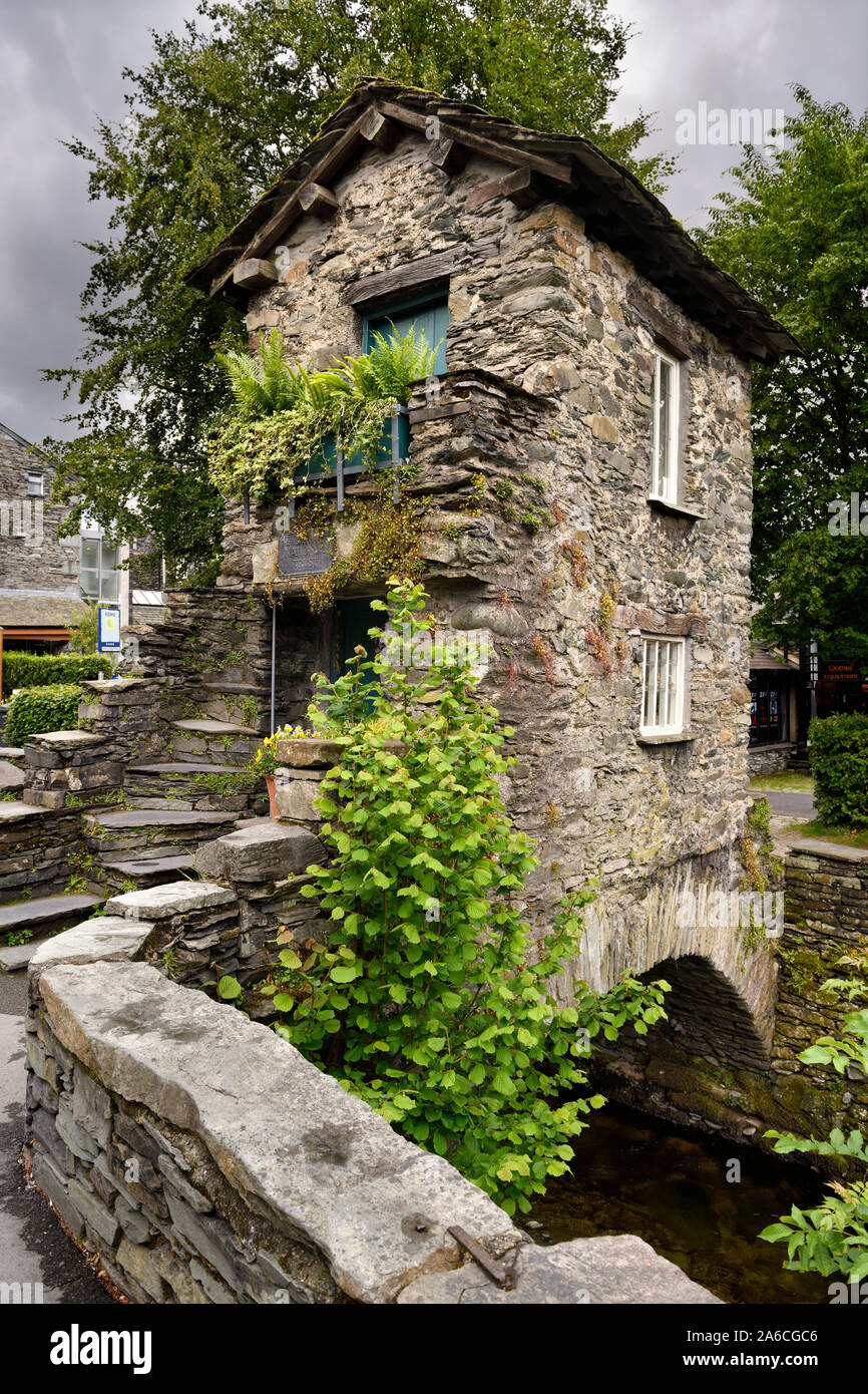 17e siècle Stone Bridge House stock chevauchant Beck dans le village d'Ambleside Cumbria England Lake District National Park Banque D'Images