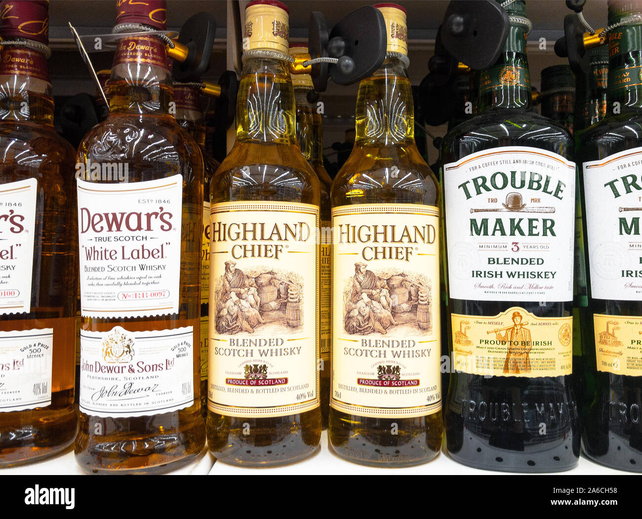 Moscou, Russie - le 23 septembre 2019 : le whisky écossais ou irlandais se dresse sur étagère de supermarché Banque D'Images