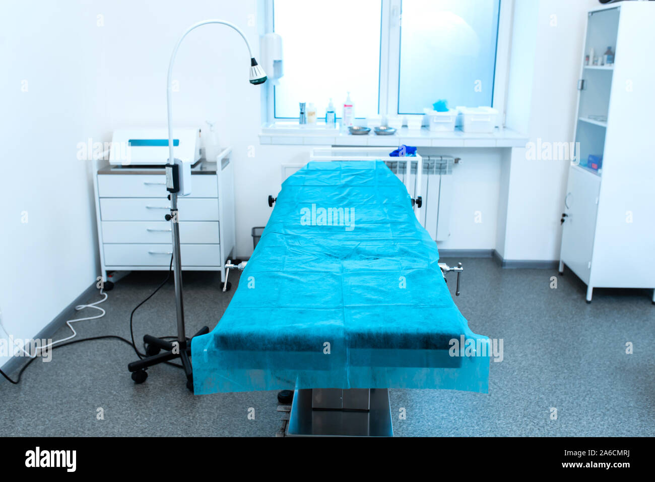 L'intérieur de la salle d'opération à la clinique pour la dépose des grains de beauté et taches de naissance. Banque D'Images