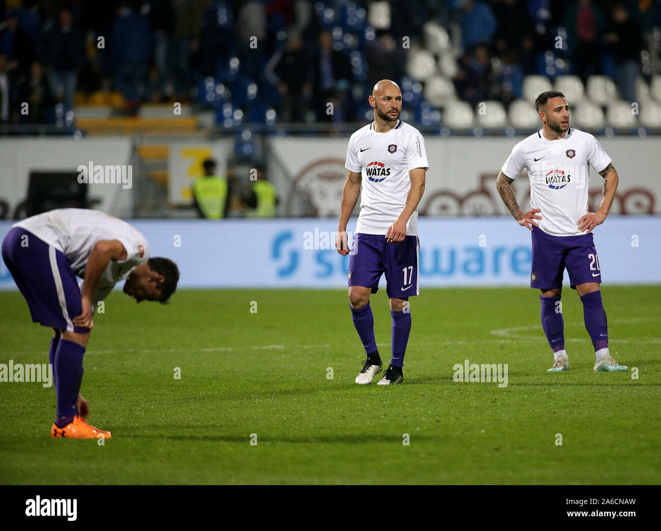 Darmstadt, Allemagne. 25 octobre, 2019. Football : 2e journée de Bundesliga, 11ème SV Darmstadt 98 - FC Erzgebirge Aue dans le stade à Merck de Böllenfalltor. Les joueurs Auer Clemens Fandrich (l-r), Philipp Riese et Calogero Rizzuto sont sur la cour après la défaite 1-0. Credit : Hasan Bratic/DPA - NOTE IMPORTANTE : en conformité avec les exigences de la DFL Deutsche Fußball Liga ou la DFB Deutscher Fußball-Bund, il est interdit d'utiliser ou avoir utilisé des photographies prises dans le stade et/ou la correspondance dans la séquence sous forme d'images et/ou vidéo-comme des séquences de photos./dpa/Alamy Live News Banque D'Images
