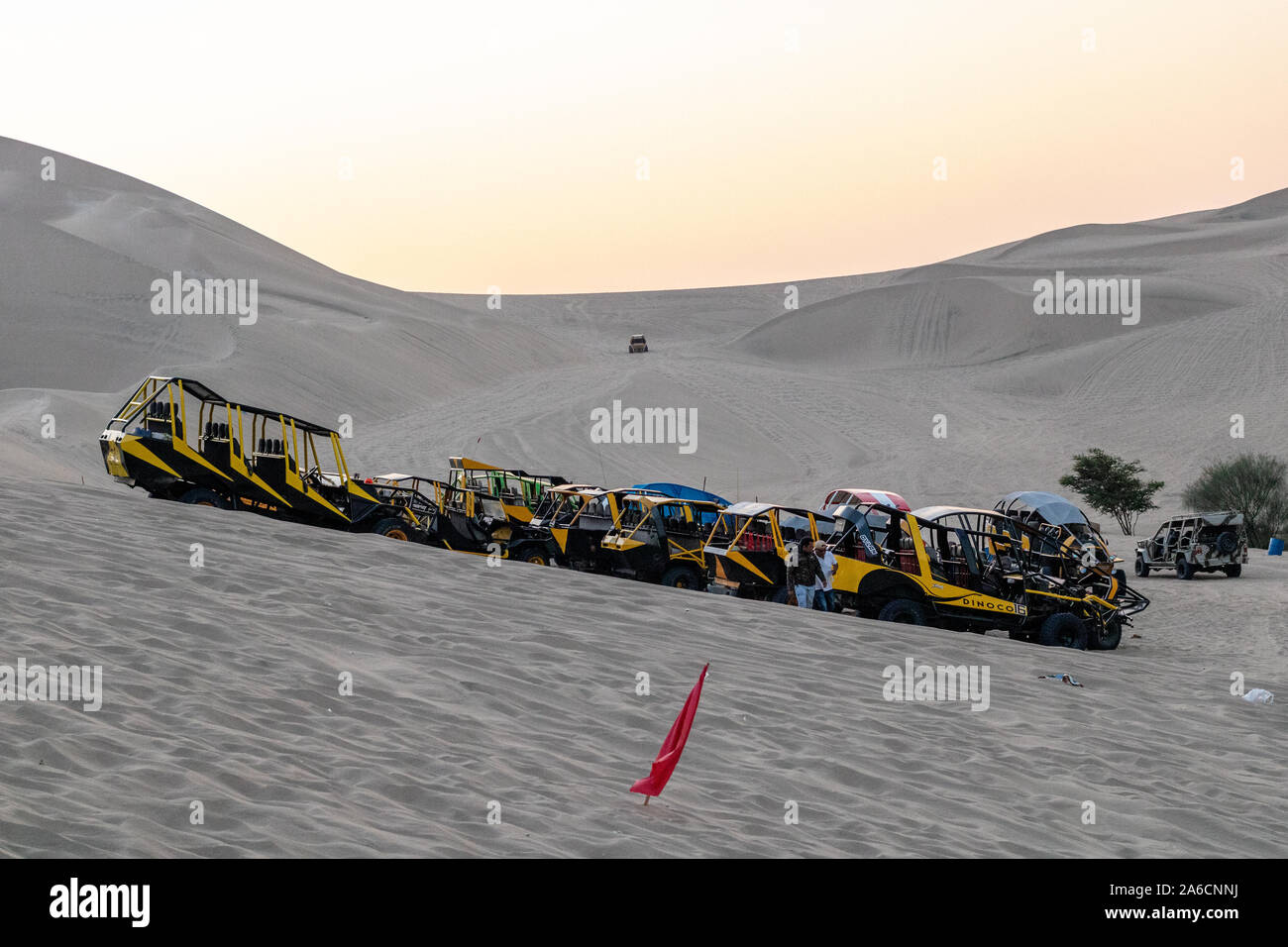 Buggies de sable dans les dunes de Huacachina au Pérou Banque D'Images