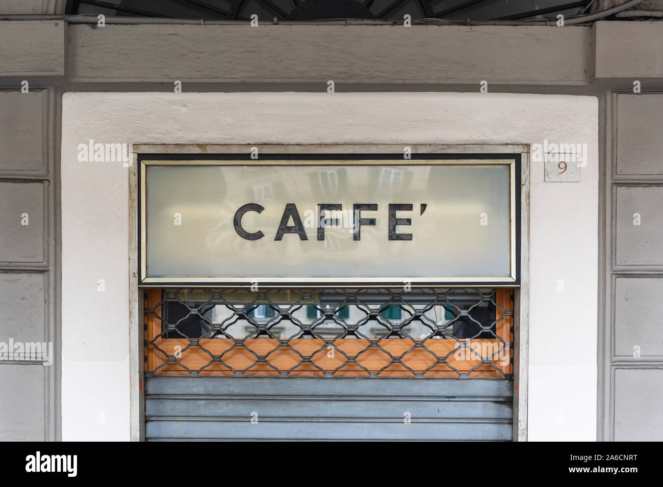 Panneau "Caffe'' au-dessus d'une porte en Italie - traduction en anglais  'cafe' Photo Stock - Alamy