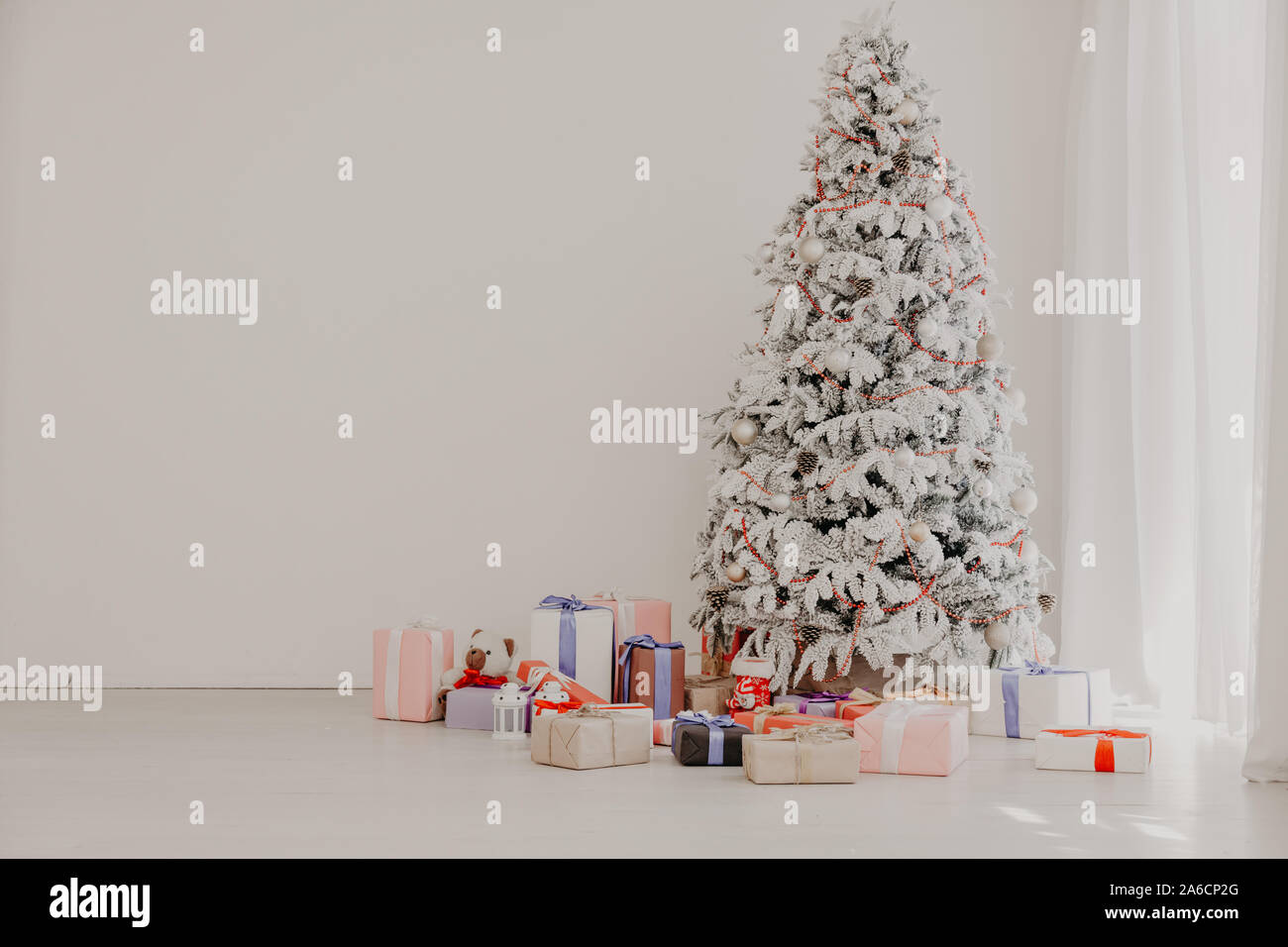 Arbre de Noël blanc en bas avec Konate-Noël Banque D'Images