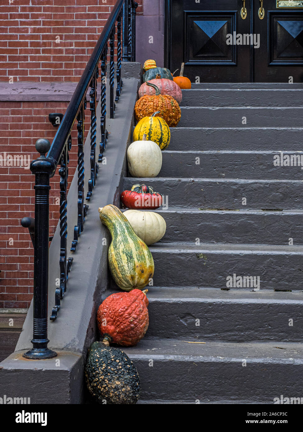 Décorations Halloween sur l'entrée des mesures pour une maison à Boston, États-Unis Banque D'Images