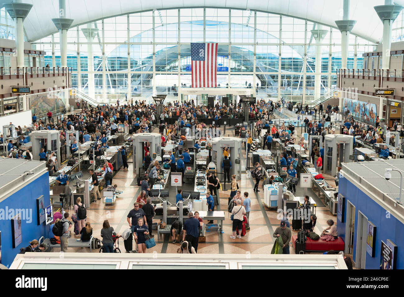 Foule de voyageurs au dépistage TSA attendent l'Aéroport International de Denver. Banque D'Images