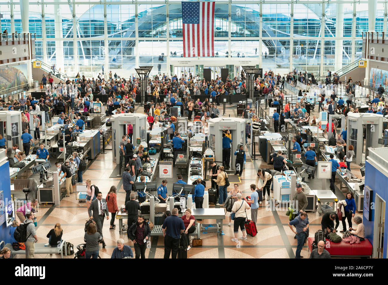 Foule de voyageurs au dépistage TSA attendent l'Aéroport International de Denver. Banque D'Images