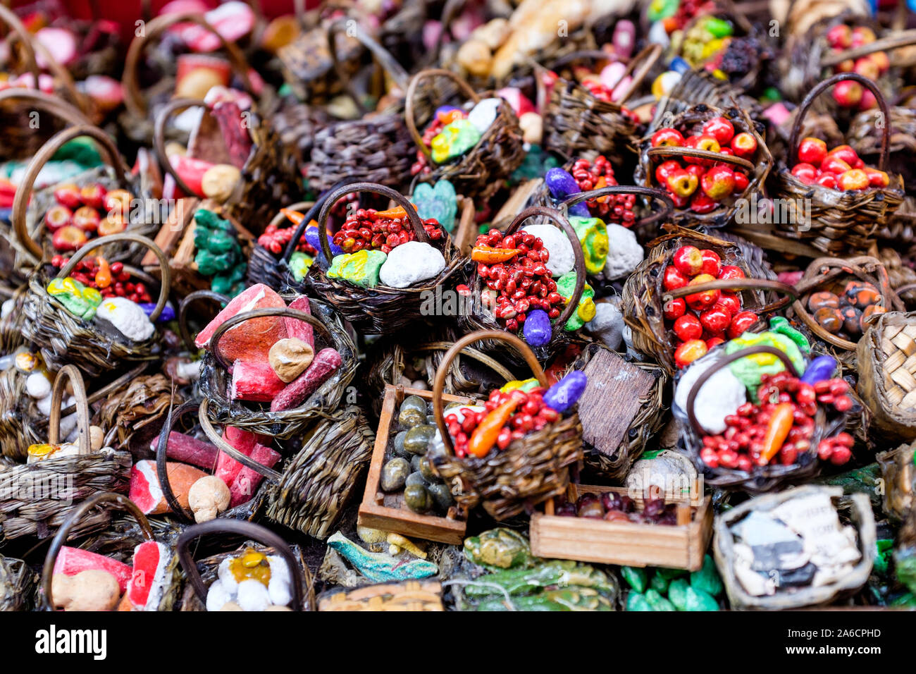 Napoli, Italie - 5 décembre 2015 : Marché de San Gregorio Armeno, où les artisans vendent leurs statues ou peu d'objets liés à la crèche. Banque D'Images