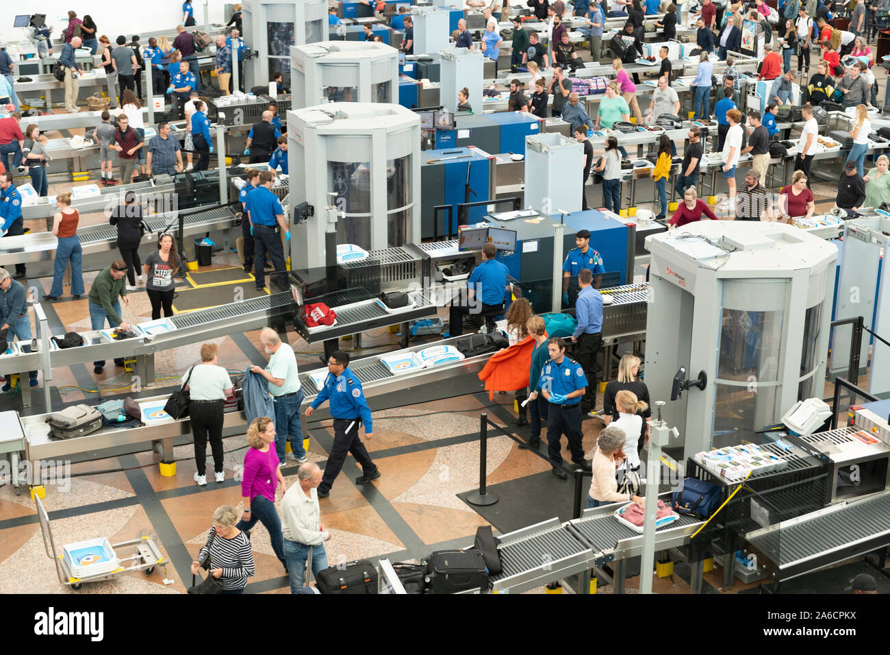 Foule de voyageurs au dépistage TSA attendent l'Aéroport International de Denver. Banque D'Images
